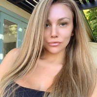 Melihat ke belakang, aku sekarang melihat bagaimana diriku sangat ingin diperhatikan oleh ayah kandungku. Dia tidak mengajarkanku menyetir. Aku tidak tahu bagaimana menulis cek. Aku tidak pernah pergi ke pesta prom. Aku putus sekolah saat SMA, pergi ke Las Vegas, tulisnya lagi Tidak ada yang menghentikanku dan mengatakan bahwa ini tidak benar, tambahnya.  Foto: Instagram