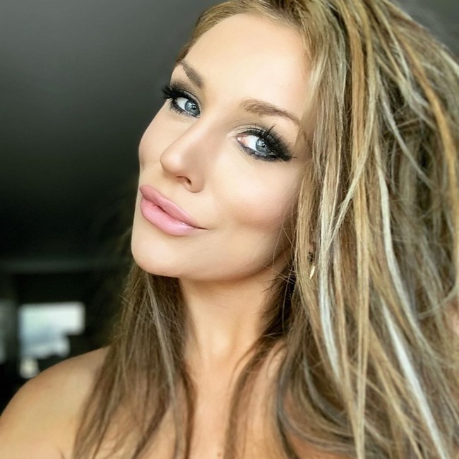 Dalam unggahan panjangnya itu, Courtney mengungkapkan alasan mengapa dia menikahi pria yang beda usia sampai 35 tahun lebih tua. Tersirat penyesalan dari kata-katanya.  Foto: Instagram