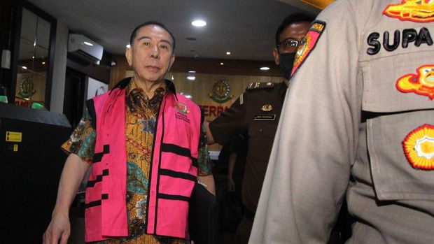Terpidana kasus korupsi pengalihan hak tagih (cessie) Bank Bali Djoko Tjandra berjalan seusai menjalani pemeriksaan, di gedung Bundar Kompleks Gedung Kejakasaan Agung, Jakarta, Senin (31/8/2020). Djoko Tjandra diperiksa sebagai tersangka dalam kasus suap kepada oknum Jaksa Pinangki terkait kepengurusan permohonan peninjauan kembali (PK) dan pengurusan fatwa ke Mahkamah Agung (MA).ANTARA FOTO/ Adam Bariq/wpa/hp.