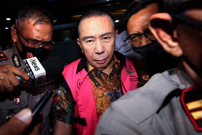 Terpidana kasus korupsi pengalihan hak tagih (cessie) Bank Bali Djoko Tjandra berjalan seusai menjalani pemeriksaan, di gedung Bundar Kompleks Gedung Kejakasaan Agung, Jakarta, Senin (31/8/2020). Djoko Tjandra diperiksa sebagai tersangka dalam kasus suap kepada oknum Jaksa Pinangki terkait kepengurusan permohonan peninjauan kembali (PK) dan pengurusan fatwa ke Mahkamah Agung (MA).ANTARA FOTO/ Adam Bariq/wpa/hp.