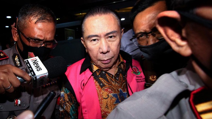 Djoko Tjandra Terpidana kasus korupsi pengalihan hak tagih (cessie) Bank Bali Djoko Tjandra berjalan seusai menjalani pemeriksaan, di gedung Bundar Kompleks Gedung Kejakasaan Agung, Jakarta, Senin (31/8/2020). Djoko Tjandra diperiksa sebagai tersangka dalam kasus suap kepada oknum Jaksa Pinangki terkait kepengurusan permohonan peninjauan kembali (PK) dan pengurusan fatwa ke Mahkamah Agung (MA).ANTARA FOTO/ Adam Bariq/wpa/hp.