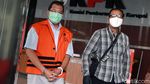 Eks Direktur Niaga PT DI Acungkan 2 Jempol Usai Diperiksa KPK