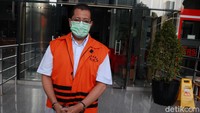 Dalam kasus ini, KPK telah menetapkan Budi Santoso dan mantan Asisten Direktur Utama Bidang Bisnis Pemerintah PT DI Irzal Rinaldi Zailani sebagai tersangka. Kedua tersangka itu diduga melakukan korupsi dengan modus membuat kontrak fiktif.