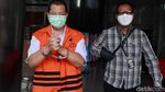 Eks Direktur Niaga PT DI Acungkan 2 Jempol Usai Diperiksa KPK