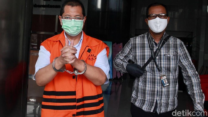 Eks Direktur Niaga PT DI Acungkan 2 Jempol Usai Diperiksa KPK Mantan Direktur Niaga PT Dirgantara Indonesia (DI), Irzal Rinaldi Zailani, menjalani pemeriksaan di KPK. Ia diperiksa terkait kasus dugaan korupsi di PT DI.