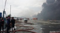 Agus menyebutkan, sejumlah mobil damkar dikerahkan untuk memadamkan api.
