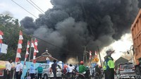 Sementara itu, tampak ramai warga menonton di sekitar lokasi kejadian. Akibatnya Jalur Pantura KM 9, Kecamatan Sayung, Demak atau di dekat lokasi kejadian tersebut tersendat di dua arah. Sementara di jalur sebaliknya yaitu Demak-Semarang, arus lalu lintas berangsur normal.