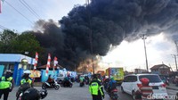 Diberitakan sebelumnya, gudang sparepart pabrik elektronik di Demak, Jawa Tengah terbakar. Tampak asap hitam pekat menjulang tinggi di bangunan yang terdapat di Jalan Pantura KM 9, Demak tersebut. Kejadian itu diketahui pada sekitar pukul 13.00 WIB.