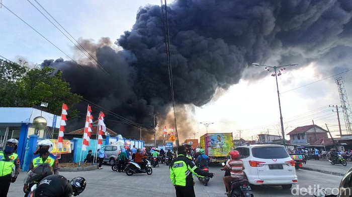 Sudah lima jam berlalu, kebakaran yang melanda gudang pabrik elektronik di Demak, Jawa Tengah belum padam.