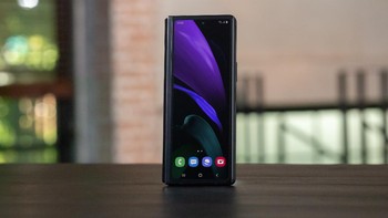 Ponsel ini dibekali sensor fingerprint yang ditempatkan pada tombol power. Hanya memiliki satu slot nano SIM Card dan mendukung eSIM. Foto: Samsung