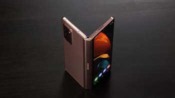 Dengan layar 7,6 inch, pengguna bisa membuka tiga aplikasi sekaligus dalam satu layar. Sementara di bagian layar cover bisa menjalankan dua aplikasi sekaligus dalam satu layar. Foto: Samsung