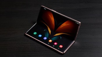 Galaxy Z Fold 2 membawa Flex Mode memberikan flexibilitas menggunakan layar bagian cover maupun di dalam sesuai keinginan. Ada tiga mode yang ditawarkan, saat dilipat, dilipat setengah atau terbuka. Foto: Samsung