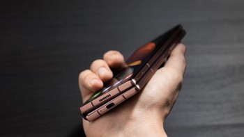 Dimensi Dilipat: 159,2 x 68 x 16,8 ~ 13.8 mm. Dimensi Saat Dibuka: 159,2 x 128,2 x 6,9 ~ 6,0 mmFoto: Samsung