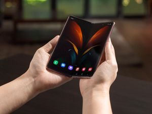 Galaxy Z Fold 2 Tak Hanya untuk Para Sultan
