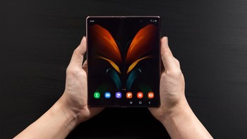 Samsung mentenagai Galaxy Z Fold 2 dengan spesifikasi kelas wahid. Snapdragon 865+ menjadi otaknya, dipadukan dengan RAM LPDDR5 12 GB dan ROM UFS 3.1 256 GB. Foto: Samsung