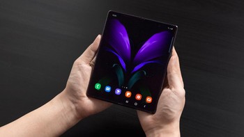 Pengguna dapat menggunakan layar di bagian dalam dan cover secara bersamaan untuk melihat pratinjau. Alhasil yang memotret dan subjek foto dapat melihat apa yang dipotret. Jadi tidak ada lagi foto asal-asalan kala meminta bantuan teman memotret. Foto: Samsung