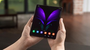 Berkat fleksibilitas Galaxy Z Fold 2, mengambil foto selfie berkualitas tinggi dapat dilakukan dengan kamera belakang dengan layar cover difungsikan sebagai jendela bidik. Foto: Samsung