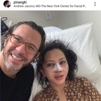 Salah satu yang disorot Boyamin adalah soal dugaan operasi plastik yang dilakukan Jaksa Pinangki. Boyamin menduga Pinangki melakukan operasi hidung di New York Center for Plastic Surgery, yaitu klinik kecantikan yang berada di Park Avenue, New York City, Amerika Serikat (AS). Pada foto yang ada di Instagram @pinangkit namun kini sudah dihapus, jaksa cantik itu berpose dengan kondisi hidung di perban bersama dokter yang melakukan operasi plastik pada hidungnya yaitu dr. Andrew Jacono. Foto: Dok. Istimewa