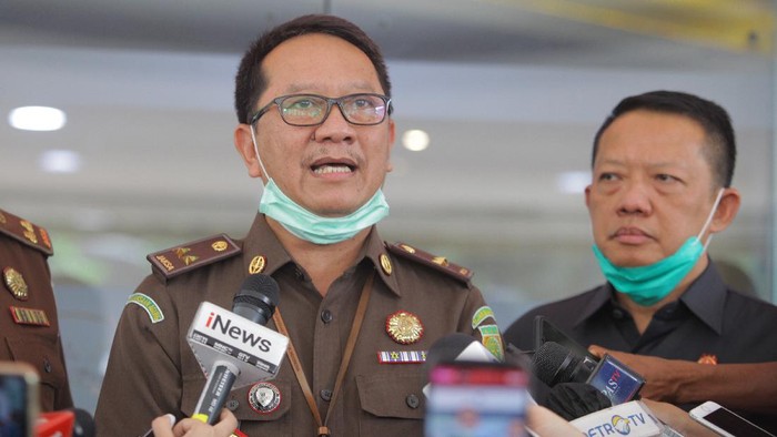 Kapuspenkum Kejagung Hari Setiyono (tengah) memberikan keterangan kepada wartawan terkait perkembangan kasus Djoko Tjandra di Gedung Bundar, Kejagung, Jakarta, Selasa (4/8/2020). Kejaksaan Agung (Kejagung) mendalami dugaan adanya pelanggaran pidana yang dilakukan Jaksa Pinangki Sirna Malasari terkait pertemuannya dengan Djoko Tjandra.   ANTARA FOTO/Reno Esnir/aww.  *** Local Caption ***