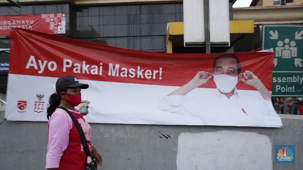 Beberapa warga sedang menunggu angkutan umum dengan latar belakang replika peti mati dan papan imbauan waspada Covid-19 di kawasan Pasar Tanah Abang, Jakarta, Selasa (1/9/2020). (CNBC Indonesia/Tri Susilo)Instalasi replika peti mati dan papan imbauan waspada COVID-19 di sejumlah lokasi dimana DKI Jakarta masih menjadi wilayah tertinggi penyebaran. Hingga 1 September 2020 kasus terkonfirmasi COVID-19 nasional telah mencapai 177.571 kasus. Jumlah kasus positif di Jakarta 40.987, bertambah 901 per hari ini (1/9/2020).   Masih banyak warga yang kurang sadar pentingnya menggunakan masker, dan jaga jarak diruang publik.  (CNBC Indonesia/ Tri Susilo)