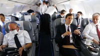 Pesawat El Al membawa delegasi AS yang terdiri dari penasihat senior dan menantu Presiden Donald Trump, Jared Kushner, penasihat keamanan nasional Robert OBrien, utusan Timur Tengah Avi Berkowitz, dan utusan untuk Iran Brian Hook. Sementara delegasi Israel diwakili oleh penasihat keamanan nasional Meir Ben-Shabbat dan direktur jenderal beberapa kementerian. Nir Elias/Pool Photo via AP.