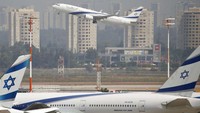 Pesawat Israeli El Als lepas landas dari Bandara Ben Gurion, Tel Aviv, Senin (31/8). AP Photo/Ariel Schalit.