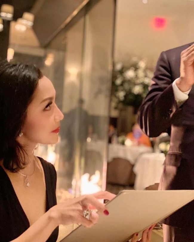 Selain karena hidungnya yang disebut-sebut hasil operasi plastik, Pinangki Sirna Malasari juga jadi sorotan karena gaya mewahnya. Pada foto yang diunggah ke Instagram @pinangkit tampak jaksa yang kini sudah menjadi tahanan itu terlihat bergaya saat makan di restroran Per Se di New York, yang merupakan salah tempat makan dengan penghargaan Michelin Star. Foto: Instagram @pinangkit, Dok. Facebook