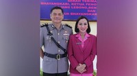Dalam akun instagram pribadinya juga ia memposting foto saat berpose dengan suaminya yang merupakan salah satu anggota korps Kepolisian RI. Pinangaki mengenakan baju merah muda khas istri Bhayangkari. Foto: Instagram @pinangkit, Dok. Facebook