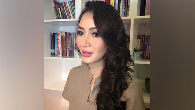 Inilah penampilan jaksa Pinangki Sirna Malasari yang kini didakwa kasus pencucian uang. Jaksa Pinangki diduga menerima suap Rp 7 miliar dari Djoko Tjandra.  Koordinator Masyarakat Anti Korupsi Indonesia (MAKI) Boyamin Saiman mengaku sempat mendapatkan sejumlah foto Pinangki dari akun Instagram @pinangkit mengenai gaya hidup Pinangki. Dalam salah satu foto tampak Pinangki melakukan operasi plastik. Foto: Instagram @pinangkit, Dok. Facebook