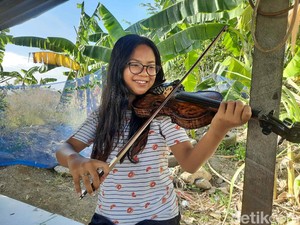 Remaja Surabaya Lihai Main Biola Sambil Gendong Adik Bernama Jawa Nur Alam