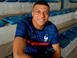 Pasukan timnas Prancis juga akan mengenakan seragam anyar dalam menjalani laga UEFA Nations League. Jersey kandang Prancis yang berwarna dasar biru dikombinasikan dengan garis hitam dan merah  (Foto: Internet/Twitter)