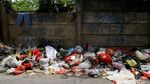 Jorok! Sampah Berserakan di Pinggir Jalan Tangerang