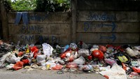 Meski di salah satu dinding tertulis larangan untuk membuang sampah sembarangan, sampah-sampah tampak bertumpuk dan berserakan di pinggir jalan tersebut.
