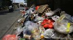 Jorok! Sampah Berserakan di Pinggir Jalan Tangerang