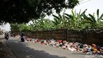 Jorok! Sampah Berserakan di Pinggir Jalan Tangerang