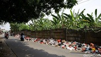 Minimnya kesadaran masyarakat untuk menjaga lingkungan membuat masih ada sejumlah warga yang membuang sampah sembarangan.