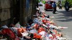 Jorok! Sampah Berserakan di Pinggir Jalan Tangerang