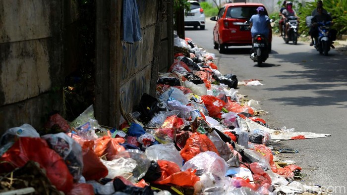 Sampah berserakan di pinggir Jalan Buaran, Cikokol, Tangerang. Tak sedikit warga yang buang sampah sembarangan karena kurangnya kesadaran menjaga lingkungan.