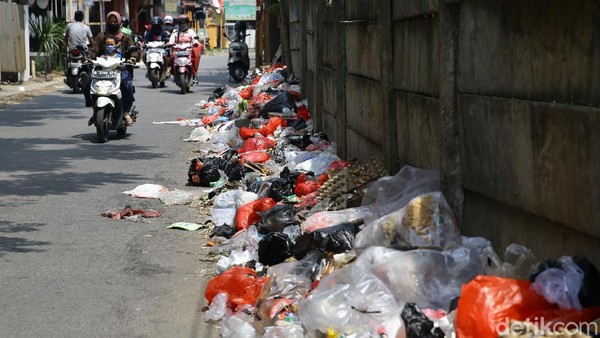 Jorok! Sampah Berserakan di Pinggir Jalan Tangerang