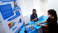 Frontliner Asuransi Astra mengenakan masker transparan sambil melayani nasabah di kantor Asuransi Astra Tendean, di Jakarta, Selasa (1/9/2020). dok. Asuransi Astra