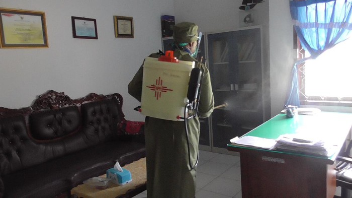 Kantor Camat Anreapi di Kabupaten Polewali Mandar ditutup untuk disemprot cairan disinfektan