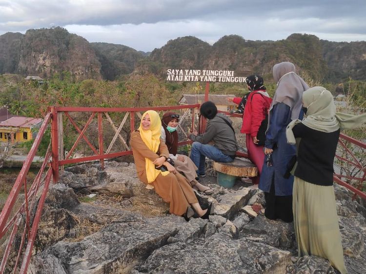 Foto: Pemandangan Ciamik di Kafe Puncak Ramang-Ramang Maros