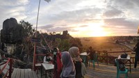 Salah satu kafenya berada di Kawasan Dermaga Dua, posisinya di atas bukit karst hutan batu. (Moehammad Bakrie/detikcom)