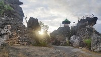 Pengunjung harus berjalan kaki sejauh 100 meter dari lokasi parkiran dan menaiki tangga untuk sampai ke bukit karst (Moehammad Bakrie/detikcom)
