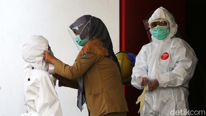 Jumlah kasus positif Corona di DKI Jakarta terus bertambah. Tes swab pun dilakukan setiap hari di sejumlah puskesma di Jakarta.