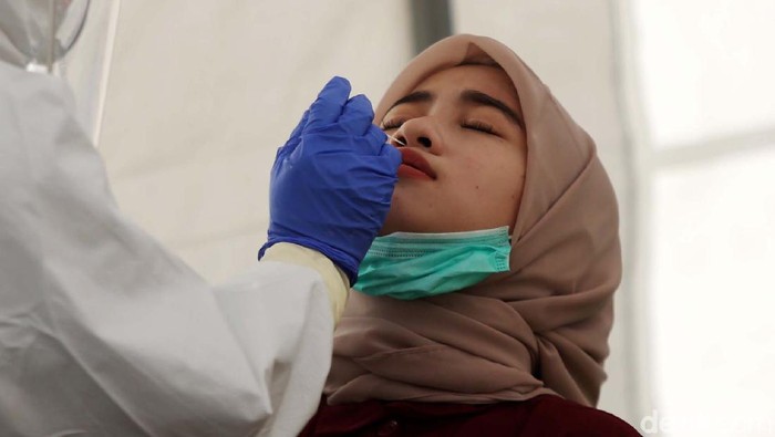Kasus Positif Meningkat, Tes Swab di DKI Kian Gencar Jumlah kasus positif Corona di DKI Jakarta terus bertambah. Tes swab pun dilakukan setiap hari di sejumlah puskesma di Jakarta.
