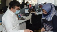 Bank BTN mewajibkan para karyawannya terus menjaga kesehatan dengan wajib mengenakan masker di lingkungan perkantoran dengan tetap menjaga jarak dan rajin mencuci tangan. Foto: dok. Bank BTN