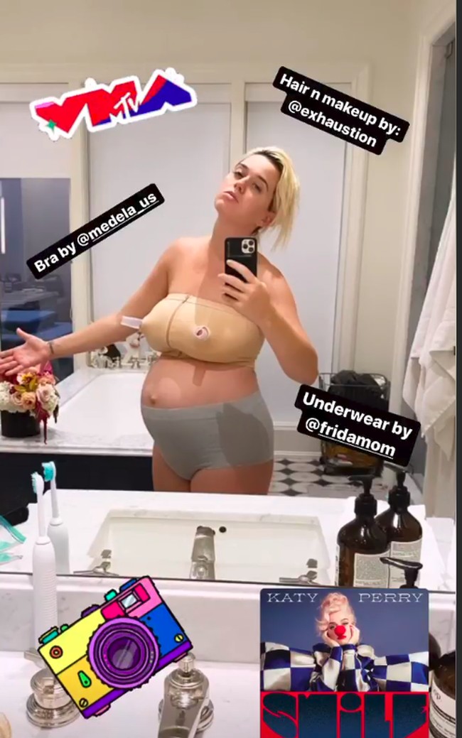 Katy Perry yang melahirkan anak pertamanya dengan aktor Orlando Bloom dengan percaya diri memamerkan penampilannya yang tampak seperti masih hamil. Katy yang akan memompa ASI untuk bayinya menunjukkan kondisi nyata bahwa seperti itulah kondisi perut sebagian besar wanita setelah melahirkan. Wanita perlu proses untuk mengembalikan perutnya seperti sebelum hamil. Foto: (Instagram)