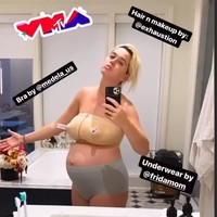 Katy Perry yang melahirkan anak pertamanya dengan aktor Orlando Bloom dengan percaya diri memamerkan penampilannya yang tampak seperti masih hamil. Katy yang akan memompa ASI untuk bayinya menunjukkan kondisi nyata bahwa seperti itulah kondisi perut sebagian besar wanita setelah melahirkan. Wanita perlu proses untuk mengembalikan perutnya seperti sebelum hamil. Foto: (Instagram)
