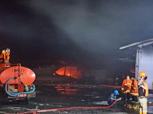 9 Jam Berlalu, Kebakaran Gudang Polytron di Demak Belum Padam
